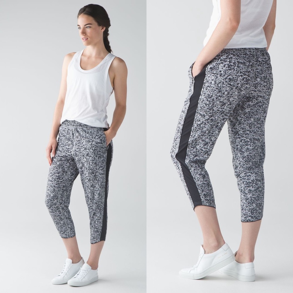 Lululemon For Love Crop Mini Ripple White Seal‎ Grey / Black W6HFHS Size 2